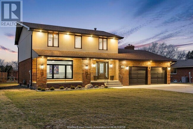 Building Photo - 2039 Roxanne Cres