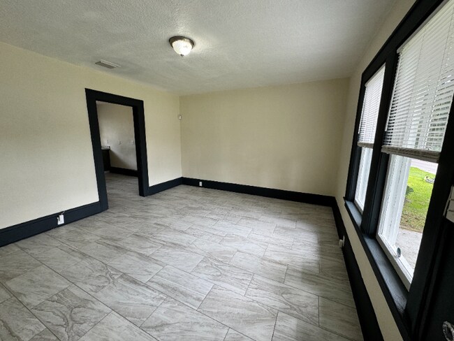 Foto del edificio - 2923 Rosselle St