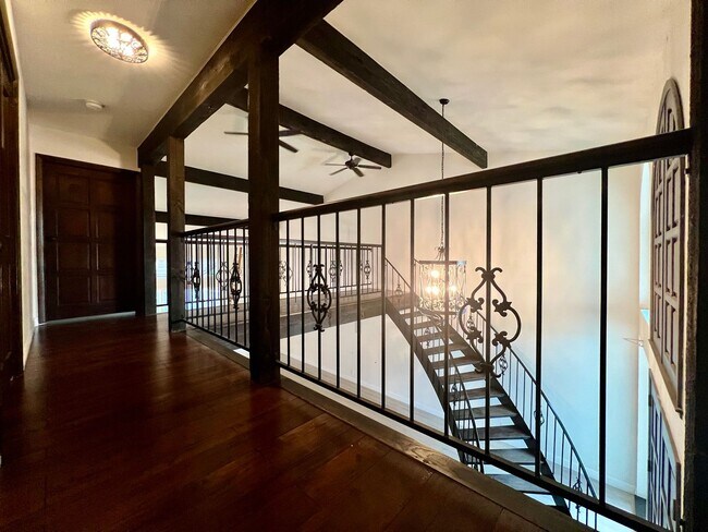 Building Photo - Hidden gem in the heart of Las Vegas
