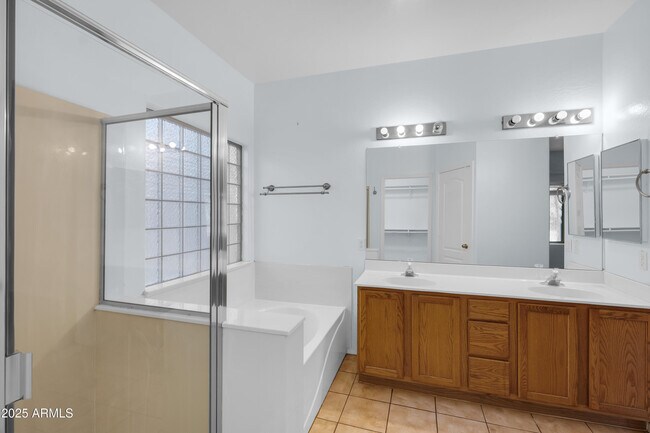 Building Photo - 2057 E Riviera Dr