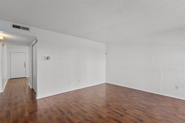 Foto del edificio - 6910 Hart Ln