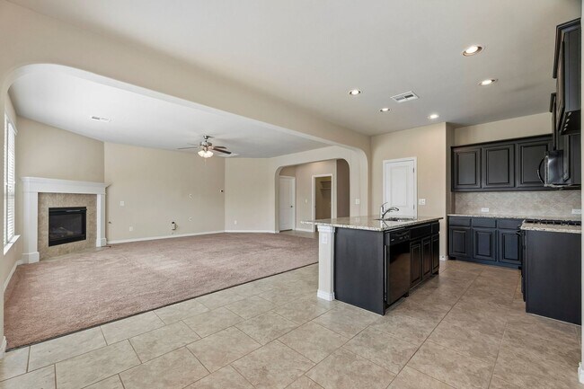 Foto del edificio - 3 bedroom 2 bath near Paycom!