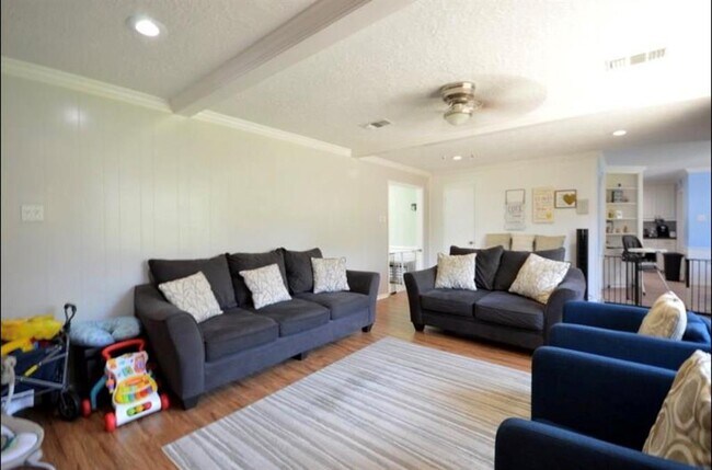Foto del edificio - 4107 Cypress Lake Dr