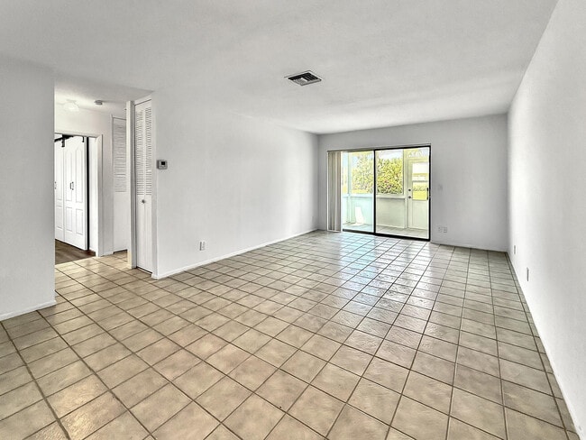 Foto del edificio - 5263 Cresthaven Blvd
