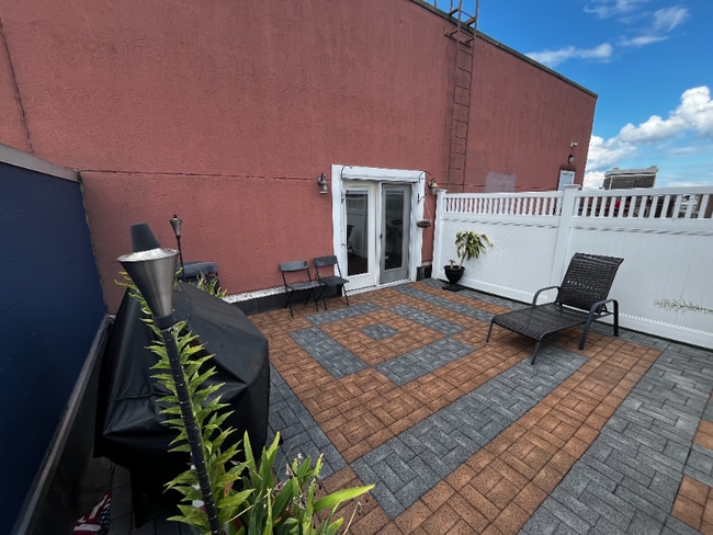 Building Photo - 99 Pine St