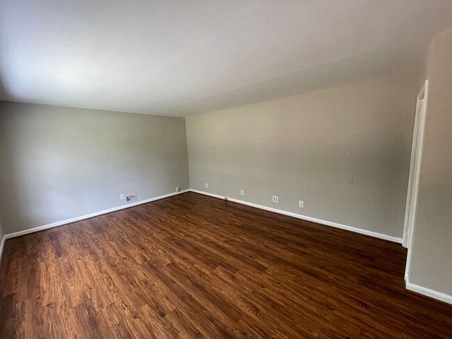 Building Photo - 3 bedroom 1.5 bath house available!   Larg...