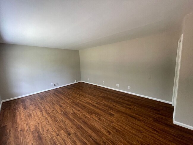 Foto del edificio - 3 bedroom 1.5 bath house available!   Larg...