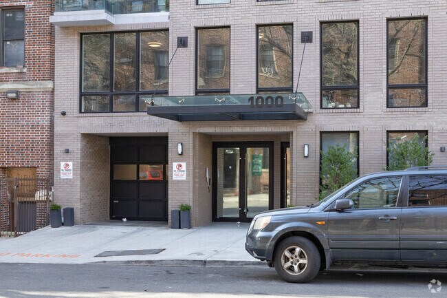 Entrance - 998-1000 Union St