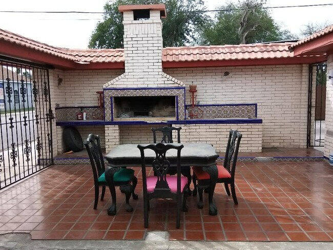 Patio y entrada - 601 N 16th St