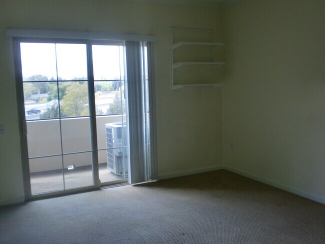sala de estar con balcón - 1315 Alma Ave