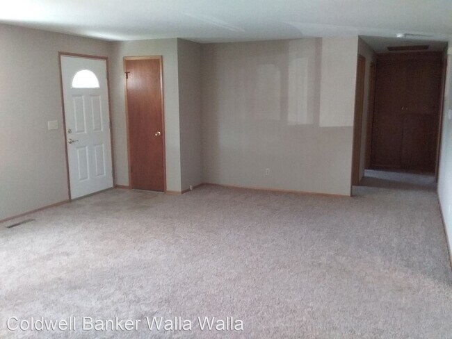 Building Photo - 5 br, 2 bath House - 928 Blue Mountain Dr.