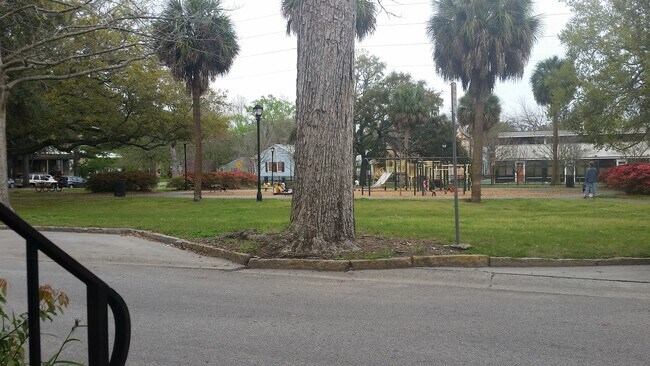 Vista del parque Dixon al otro lado de Java Place, desde su puerta - 1217 Java Pl