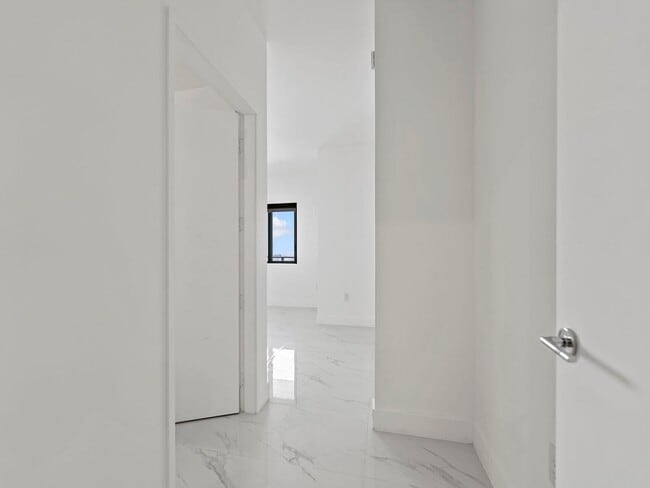 Foto del edificio - 700 NE 24th St