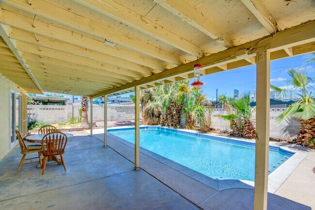 Building Photo - SPARKLING POOL! 4 BEDROOM