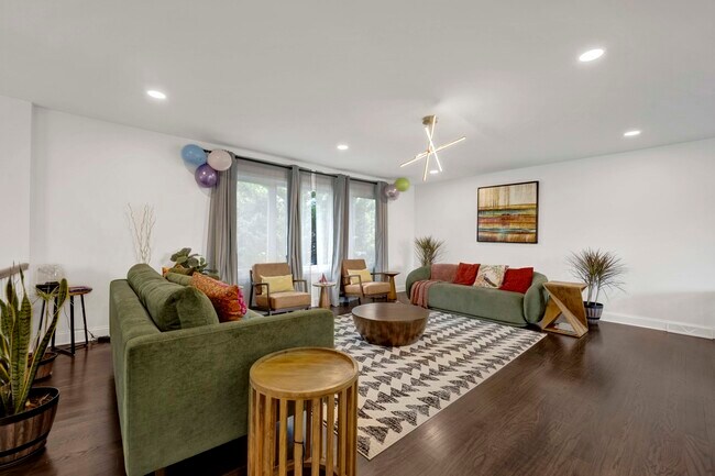 Foto del edificio - 1135 Crestwood Dr
