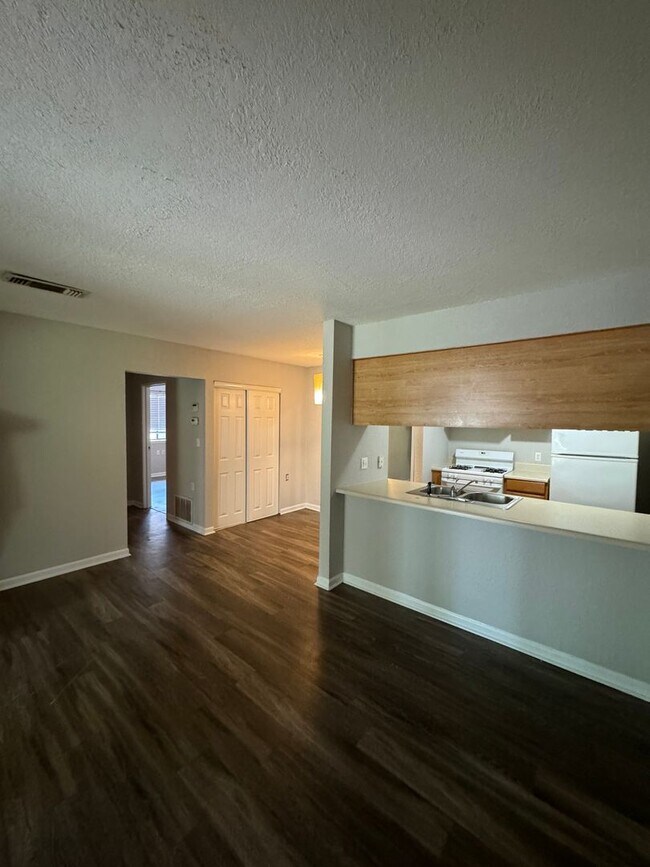 Foto del edificio - Come See This Beautiful Remodeled 2 Bed 1 Bath Condo in Mystic Woods! Available Now!