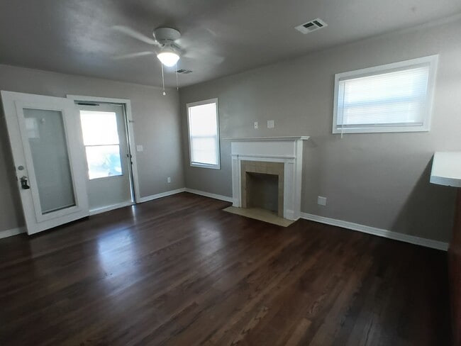 Building Photo - Lots of Space!