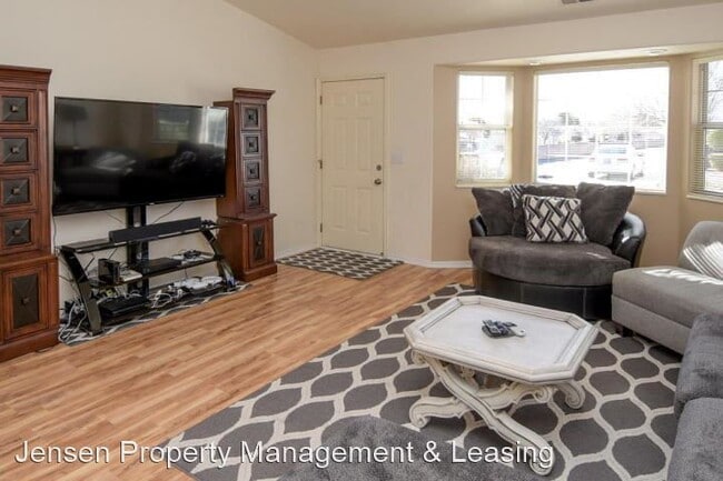 Building Photo - 3 br, 2 bath House - 1015 S. River Road #44