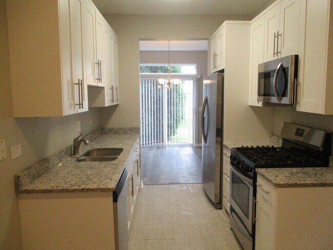 Building Photo - 989 Mesa Dr
