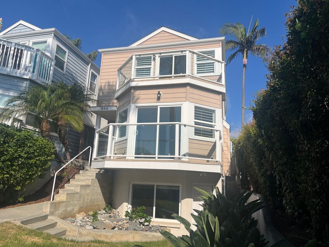 Building Photo - Coastal Living at Its Best – 4BR with Ocea...