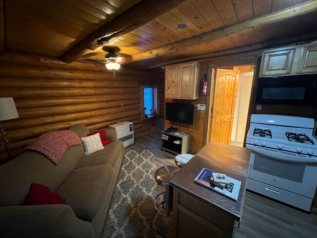 Foto del edificio - Century 21- 1 Bedroom, 1 Bath 930 Mia St. #B
