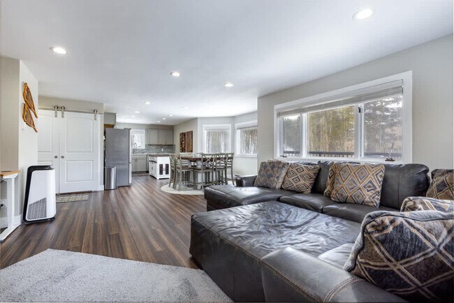 Foto del edificio - 290 Broken Lance Dr