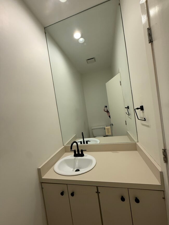 Foto del edificio - 561 Laurel Ave