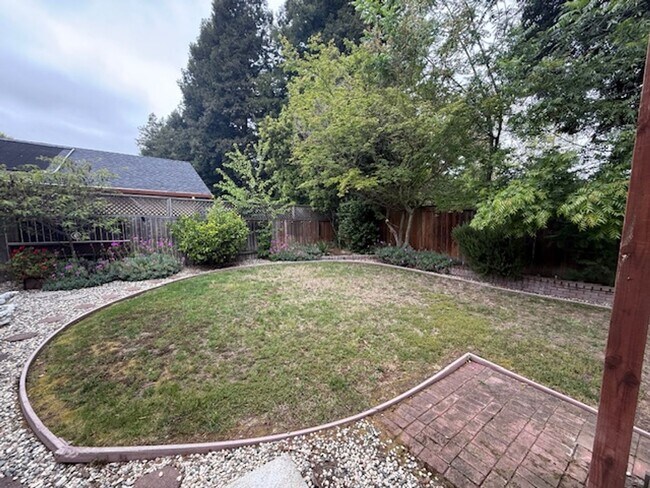 Foto del edificio - Private Redwood Setting | 4BR Home with Family Room, Bar & Garage Workspace - Available Now