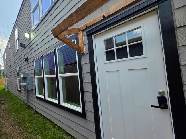 Foto del edificio - ? Stunning Duplex with Garage & Modern Fin...