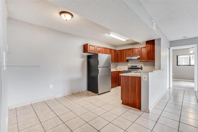 Building Photo - 351 Palm Way