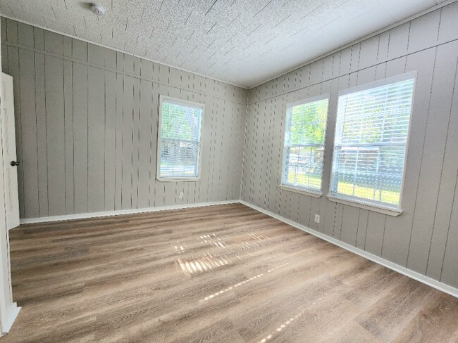 Building Photo - 303 W Cedar St