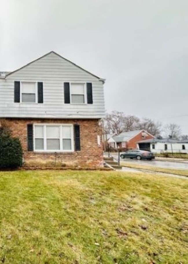 Building Photo - Nicely Updated 3 Bedroom 1 Bathroom House ...