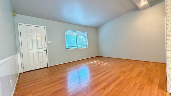 Foto del edificio - 5213 Halmark Dr