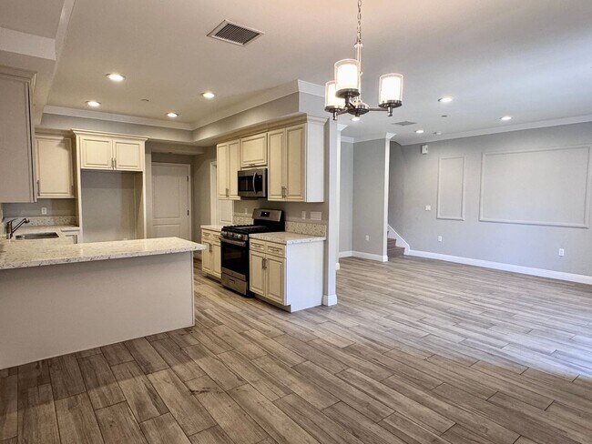 Foto del edificio - Beautiful remodeled 3 bedroom townhome in ...