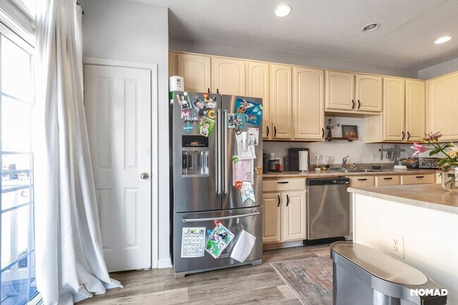 Building Photo - SPACIOUS 3 LEVEL TOWNHOUSE WITH 2 CAR  GAR...