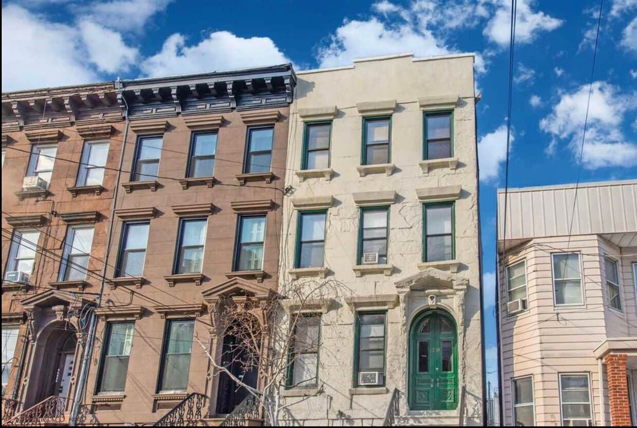 Primary Photo - 241 Summit Ave