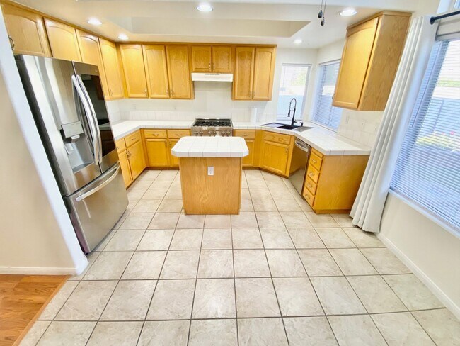Building Photo - STUNNING 4 BEDROOM / 2.5 BATHROOM WITH A P...