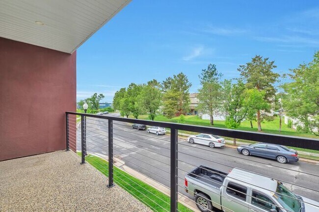 Foto del edificio - Modern End Unit townhouse w attached 2 car...