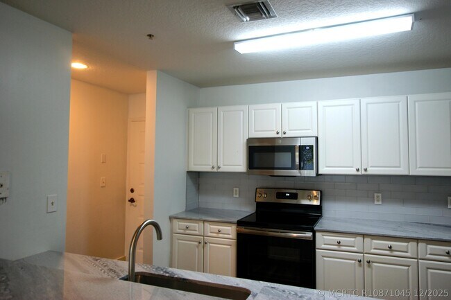 Building Photo - 1203 Town Center Dr