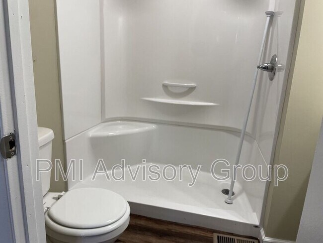 Building Photo - 940 SE Pinecrest Dr