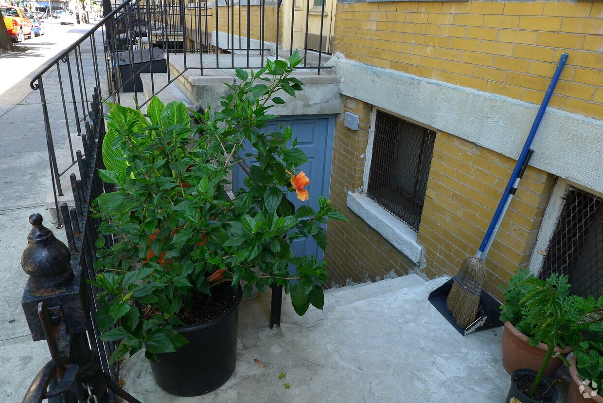 Foto del edificio - 1033 Seneca Ave
