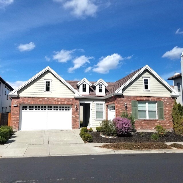 Building Photo - 2154 Lusitano St