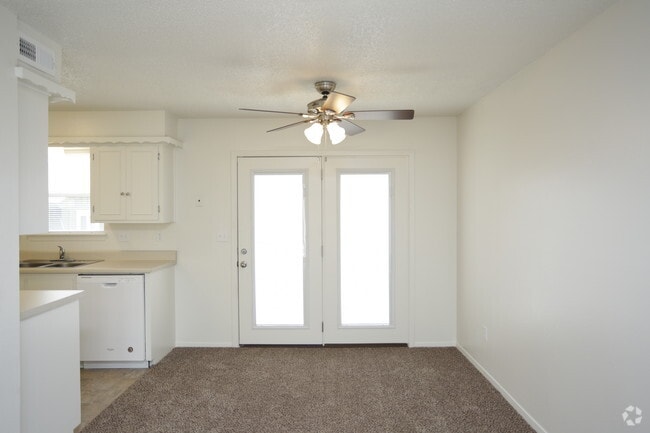 2BR, 1BA - 920 SF - Southfield and Oliver Court