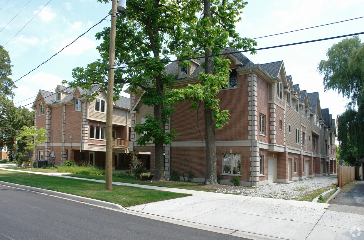 Forest Creek Townhomes Apartments in Brookfield, IL