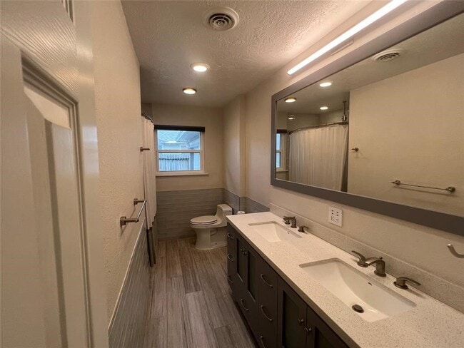 Building Photo - 5417 De Milo Dr