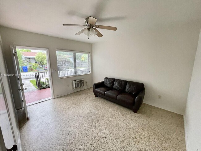 Foto del edificio - 3060 SW 1st St