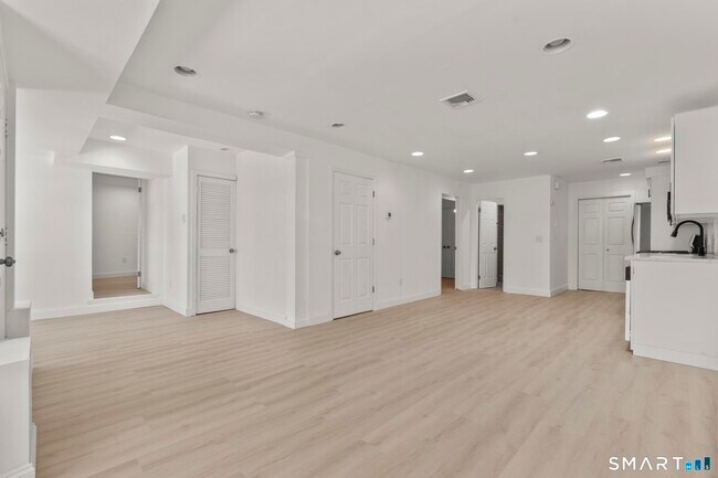 Foto del edificio - 64 Soundview Ave