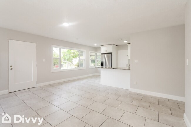 Building Photo - 912 Exmoor Way