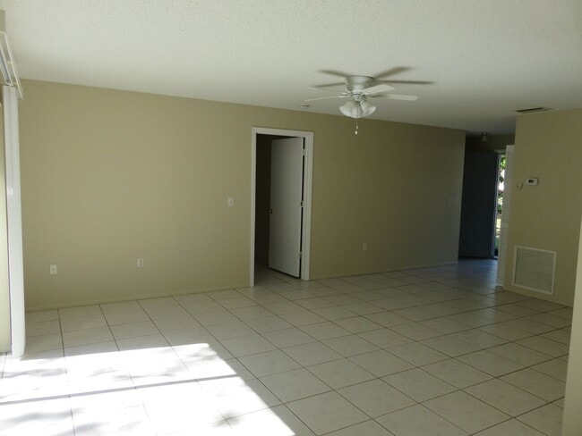 Building Photo - Centrally located 2/2
