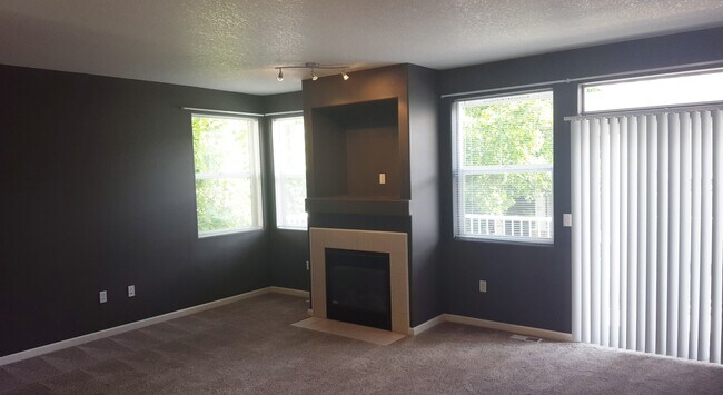 Building Photo - 3br/2.5ba Townhome with 2-Car Garage + Bonus Room  ** Central Heat & AC **